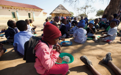 16- Somalia_Schoolkids eating